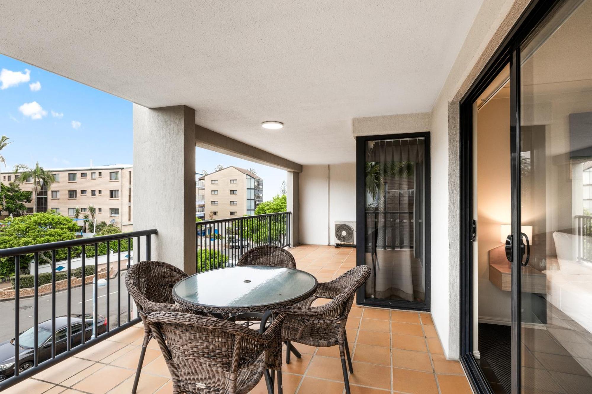 Belaire Place Motel Apartments Калундра Екстериор снимка