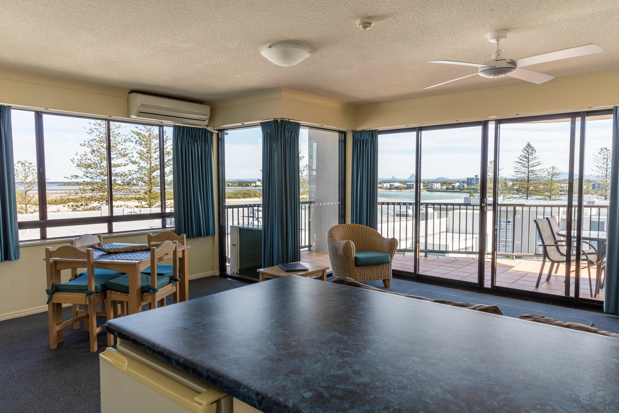 Belaire Place Motel Apartments Калундра Екстериор снимка